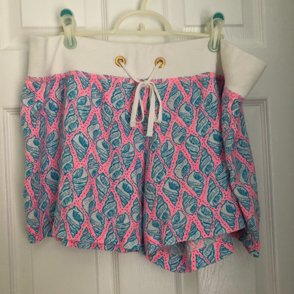 A little tipsy Lilly Pulitzer shorts - Picture 1 of 4